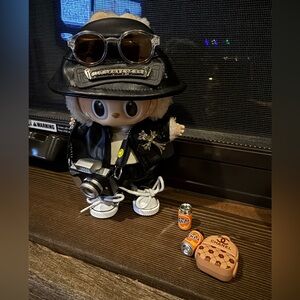 Exciting Macaroon with all the accessories included